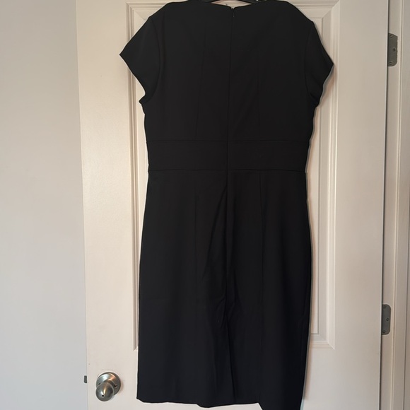 Reiss Haisley Tailored Dress for Woman. Square neckline. Color: Black Size 12. - Picture 9 of 9